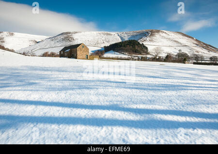 Eine Scheune in einer verschneiten Winterlandschaft im Tal von Edale, Peak District, Derbyshire. Stockfoto