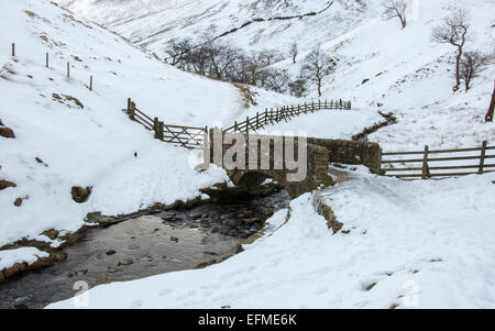 Lastesel Brücke unter Jacobs Ladder in das Tal der Edale, Peak District Derbyshire. Ein Winter-Szene. Stockfoto