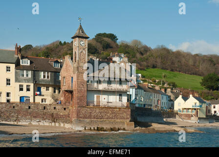 Kingsand, East Cornwall UK zeigt der Uhrturm und die Spalten mit Fishermans Cottages. Stockfoto