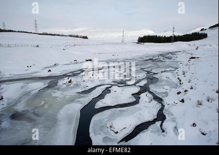 Der River Spey in mitten im Winter gefroren mit nur ein paar Tropfen von Wasser-Strömung.  SCO 9542. Stockfoto