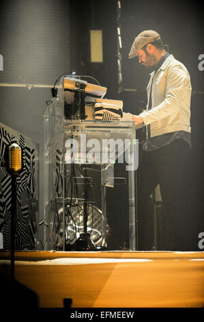 Wolverhampton, UK. 6. Februar 2015. Die Kaiser Chiefs live in Wolverhampton Civic Hall, Ricky Wilson führt und steht in Flammen. Nick 'Peanut' Baines Tastaturen, Synthesizer Andpiano Credit: Malcolm Brice/Alamy Live News Stockfoto