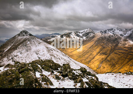 Blick von der Buachaille Etive Beag nach den letzten Schnee im zeitigen Frühjahr. Stockfoto