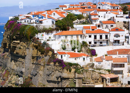 Portugal Azenhas do Mar in der Nähe von Lissabon Dorf errichtet auf einer Klippe mit Blick auf den Atlantischen Ozean Stockfoto