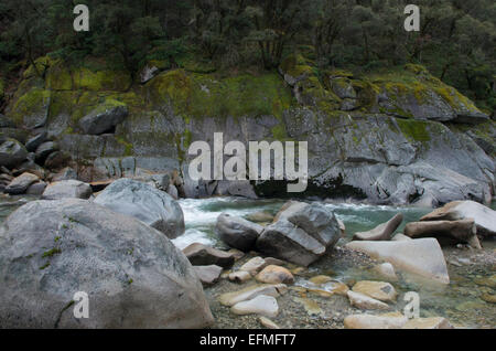 Moosigen Granit trifft kalten Fluss Stockfoto