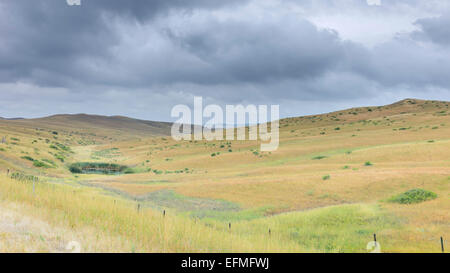 Offenen Prärie Grasland und trockenem Gestrüpp und Hügel unter einem drohende Himmel in der Nähe von Vermilion, Nebraska, USA. Stockfoto