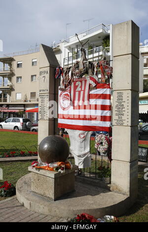 Piräus, in der Nähe von Athen, Griechenland. 7. Februar 2015. Das Mahnmal für die 21 Opfer der Katastrophe Tor 7 Hunderte von Fans und offizielle begab sich das Karaiskakis-Stadion, zum Gedenken an Opfer der Katastrophe Karaiskakis-Stadion (auch bekannt als Tor 7 Katastrophe). 21 Fans von Olympiacos starb am 8. Februar 1981 nach einem Spiel gegen AEK Athen. Bildnachweis: Michael Debets/Alamy Live-Nachrichten Stockfoto