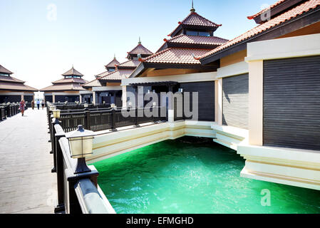 Die Luxus-Villen im Thai-Stil-Hotel auf der künstlichen Insel Palm Jumeirah, Dubai, Vereinigte Arabische Emirate Stockfoto