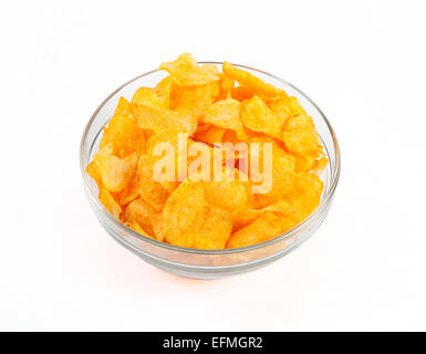 eine Glasschüssel gefüllt mit Kartoffel-Chips vor weißem Hintergrund Stockfoto