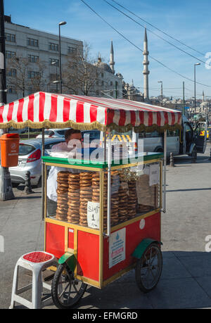 SIMIT Brot Anbieter auf dem Kai in Eminönü von Galata-Brücke, Istanbul, Türkei. Stockfoto