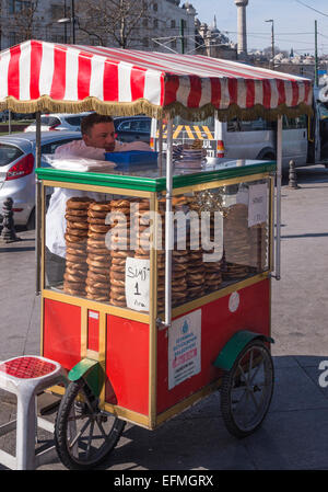 SIMIT Brot Anbieter auf dem Kai in Eminönü von Galata-Brücke, Istanbul, Türkei. Stockfoto