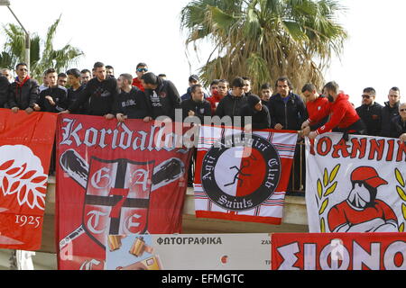 Piräus, in der Nähe von Athen, Griechenland. 7. Februar 2015. Hunderte von Fans und Ultras von Olympiacos haben an der Trauerfeier kommen. Hunderte von Fans und offizielle begab sich das Karaiskakis-Stadion, zum Gedenken an Opfer der Katastrophe Karaiskakis-Stadion (auch bekannt als Tor 7 Katastrophe). 21 Fans von Olympiacos starb am 8. Februar 1981 nach einem Spiel gegen AEK Athen. Bildnachweis: Michael Debets/Alamy Live-Nachrichten Stockfoto