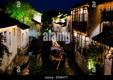 Kreuzfahrt Boote auf dem Kanal in der Nacht in der alten Stadt, Zhouzhuang Stockfoto