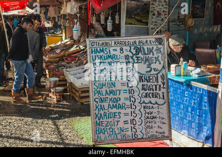 Menü außerhalb einer kleinen Fisch Taverne auf dem Fischmarkt an Karakoy Waterfront, Beyoglu, Istanbul, Türkei. Stockfoto