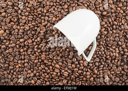 Kaffeebohnen aus Becher verschüttet Stockfoto