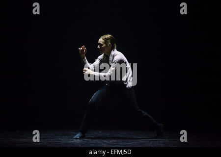 London, UK. 5. Februar 2015 führt Anne Plamondon A Pitcure von euch Falling Choreografin Crystal Pite im Rahmen von Associates am Sadler es Wells Theatre. Bildnachweis: Danilo Moroni/Alamy Live-Nachrichten Stockfoto