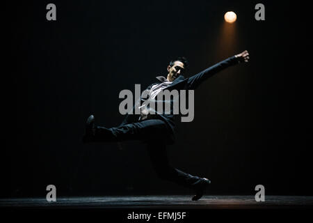 London, UK. 5. Februar 2015 führt Peter Chu A Pitcure von euch Falling Choreografin Crystal Pite im Rahmen von Associates am Sadler es Wells Theatre. Bildnachweis: Danilo Moroni/Alamy Live-Nachrichten Stockfoto