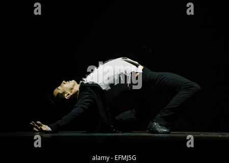 London, UK. 5. Februar 2015 führt Peter Chu A Pitcure von euch Falling Choreografin Crystal Pite im Rahmen von Associates am Sadler es Wells Theatre. Bildnachweis: Danilo Moroni/Alamy Live-Nachrichten Stockfoto