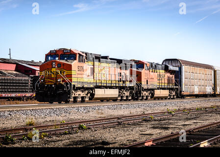 BNSF GE C44-9W # 5376 & GE ES44DC # 7219. Springfield, Missouri Stockfoto