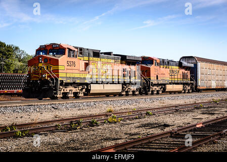 BNSF GE C44-9W # 5376 & GE ES44DC # 7219, Springfield, Missouri Stockfoto