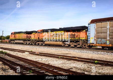 BNSF GE C44-9W # 5376 & GE ES44DC # 7219, Springfield, Missouri Stockfoto