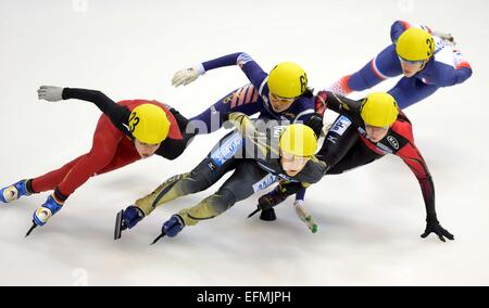 Dresden, Deutschland. 7. Februar 2015. Bianca Walter (2. v. R) Deutschlands, Suk Hee Shim von Südkorea (C zurück), Jiaying Tao (L) von China, Ami Hirai (vorne) von Japan und Veronique Pierron von Frankreich in Aktion während der Shorttrack-Weltcup in Ther EnergieVerbund Arena in Dresden, Deutschland, 7. Februar 2015. Foto: THOMAS EISENHUTH/Dpa/Alamy Live News Stockfoto