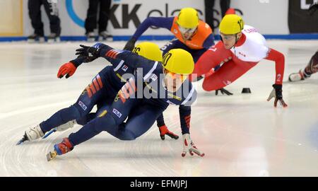 Dresden, Deutschland. 7. Februar 2015. Da Woon Sin (vorne) und Kwak Yoon-Gy von Südkorea in Aktion während der Shorttrack-Weltcup in der EnergieVerbund Arena in Dresden, Deutschland, 7. Februar 2015. Foto: THOMAS EISENHUTH/Dpa/Alamy Live News Stockfoto