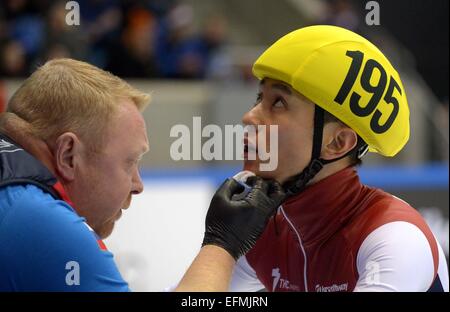 Dresden, Deutschland. 7. Februar 2015. Victor An der Russischen Föderation wird während der Shorttrack-Weltcup in der EnergieVerbund Arena in Dresden, Deutschland, 7. Februar 2015 behandelt. Foto: THOMAS EISENHUTH/Dpa/Alamy Live News Stockfoto