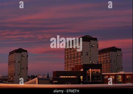 Glasgow, Schottland. 7. Februar 2015. UK-Wetter. Atemberaubenden Sonnenuntergang über der Gorbals Glasgow Credit: Tony Clerkson/Alamy Live News Stockfoto