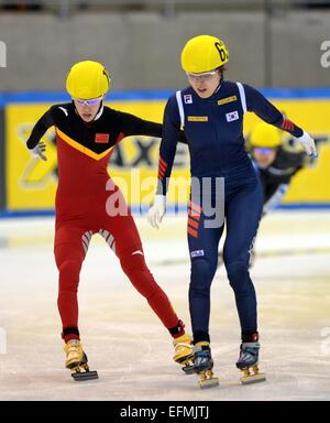 Dresden, Deutschland. 7. Februar 2015. Alang Kim (R) der Republik Korea und Kexin Fan von China in Aktion während der Shorttrack-Weltcup in der EnergieVerbund Arena in Dresden, Deutschland, 7. Februar 2015. Foto: THOMAS EISENHUTH/Dpa/Alamy Live News Stockfoto