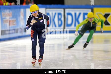 Dresden, Deutschland. 7. Februar 2015. Minjeong Choi (L) von Südkorea und Agne Sereikaite von Litauen in Aktion während der Shorttrack-Weltcup in der EnergieVerbund Arena in Dresden, Deutschland, 7. Februar 2015. Foto: THOMAS EISENHUTH/Dpa/Alamy Live News Stockfoto