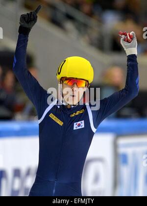 Dresden, Deutschland. 7. Februar 2015. Da Woon Sin von Südkorea in Aktion während der Shorttrack-Weltcup in der EnergieVerbund Arena in Dresden, Deutschland, 7. Februar 2015. Foto: THOMAS EISENHUTH/Dpa/Alamy Live News Stockfoto