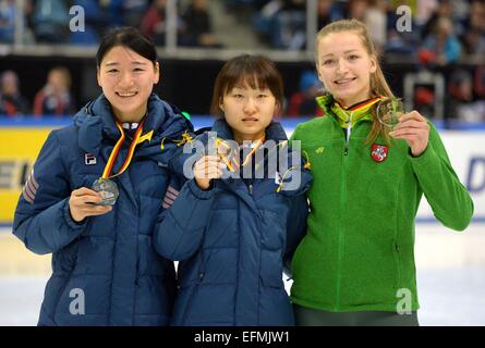 Dresden, Deutschland. 7. Februar 2015. Minjeong Choi (C) und tun Hee Noh (L) der Republik Korea und Agne Sereikaite Litauens jubeln nach den Shorttrack-Weltcup in der EnergieVerbund Arena in Dresden, Deutschland, 7. Februar 2015. Foto: THOMAS EISENHUTH/Dpa/Alamy Live News Stockfoto