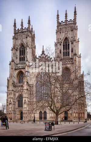 Die Westfassade des York Minster, im Winter gesehen. Stockfoto