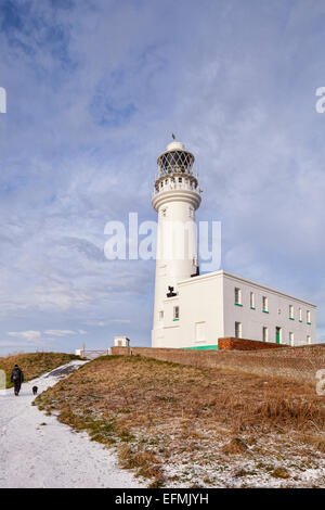 Flamborough Head Lighthouse in East Riding of Yorkshire, nach einer Winter-Schnee-Dusche. Stockfoto