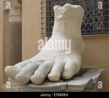 Diese riesigen Fuß war Bestandteil der Koloss von Konstantin, eine riesige Statue des Roman Emperor Constantine, die einst in der Basilika des Maxentius, in der Nähe des Forum Romanum in Rom. Der Fuß ist aus Marmor gehauen. Die Statue nach dem großen Sieg Konstantins über Maxentius in der Schlacht an der Milvischen Brücke in 312 n. Chr. datiert. In der Spätantike wurde die Statue für seine Teile geplündert. Dieser Fuß, Hände und Kopf sind jetzt im Kapitolinischen Museum Rom untergebracht. Das Foto stammt bis März 2014. Stockfoto