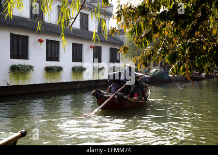 Kreuzfahrt-Schiffe und Kanal in der alten Stadt, Zhouzhuang Stockfoto