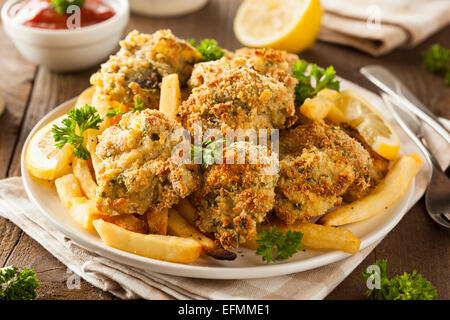 Hausgemachte panierte gebratene Austern mit Pommes frites Stockfoto