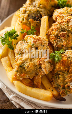 Hausgemachte panierte gebratene Austern mit Pommes frites Stockfoto