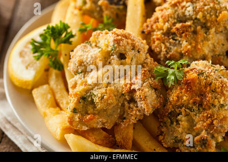 Hausgemachte panierte gebratene Austern mit Pommes frites Stockfoto