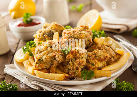 Hausgemachte panierte gebratene Austern mit Pommes frites Stockfoto