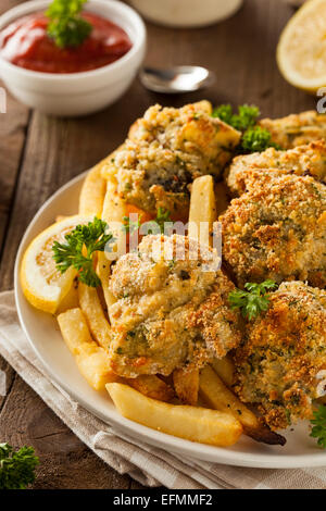 Hausgemachte panierte gebratene Austern mit Pommes frites Stockfoto