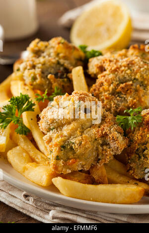 Hausgemachte panierte gebratene Austern mit Pommes frites Stockfoto