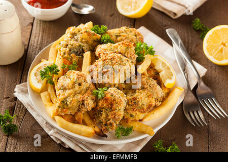 Hausgemachte panierte gebratene Austern mit Pommes frites Stockfoto