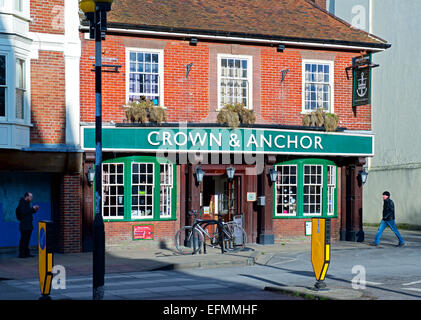 Der Crown & Anchor Pub in Winchester, Hampshire, England UK Stockfoto