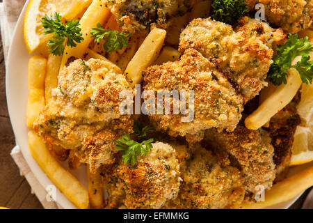 Hausgemachte panierte gebratene Austern mit Pommes frites Stockfoto