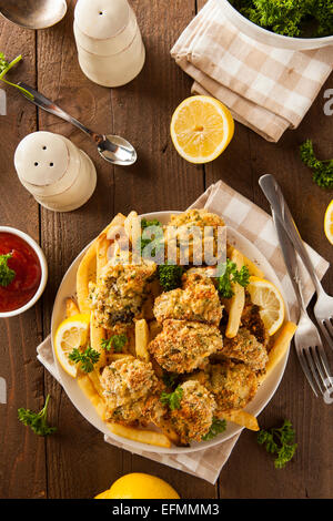 Hausgemachte panierte gebratene Austern mit Pommes frites Stockfoto