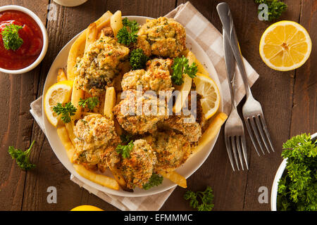 Hausgemachte panierte gebratene Austern mit Pommes frites Stockfoto