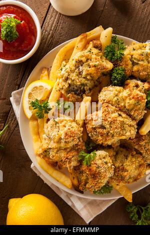 Hausgemachte panierte gebratene Austern mit Pommes frites Stockfoto