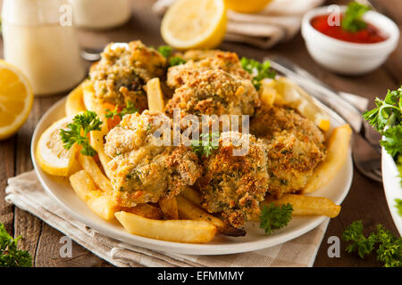 Hausgemachte panierte gebratene Austern mit Pommes frites Stockfoto