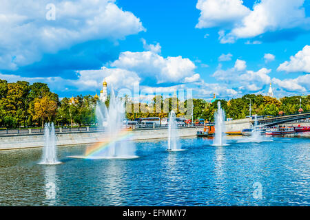 Fluss-Brunnen. Ansicht der Brunnen in den Bypass-Kanal von der Moskwa an einem sonnigen Tag Stockfoto